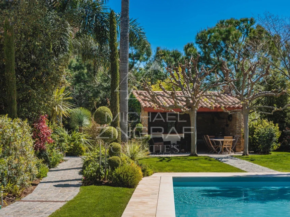 Jardin avec piscine et espace détente dans un domaine provençal au Castellet.