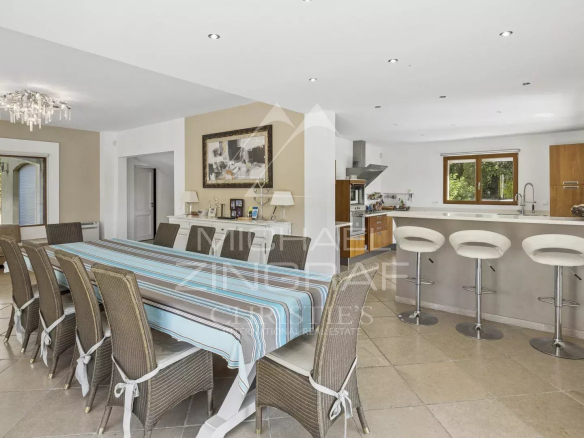 Intérieur d'une villa contemporaine à Seillans avec salle à manger et cuisine ouverte.