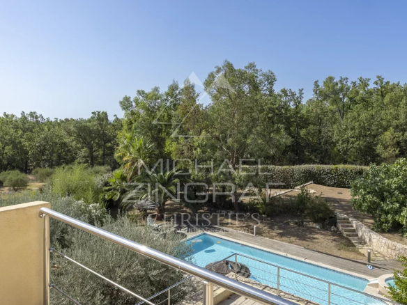 Vue d'une villa contemporaine avec piscine et jardin méditerranéen à Seillans, Provence.