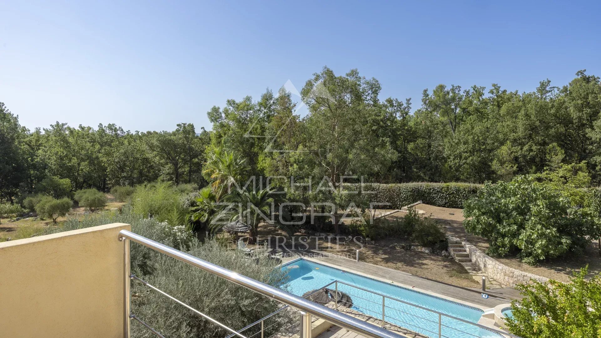 Villa contemporaine à Seillans Vue d'une villa contemporaine avec piscine et jardin méditerranéen à Seillans, Provence.