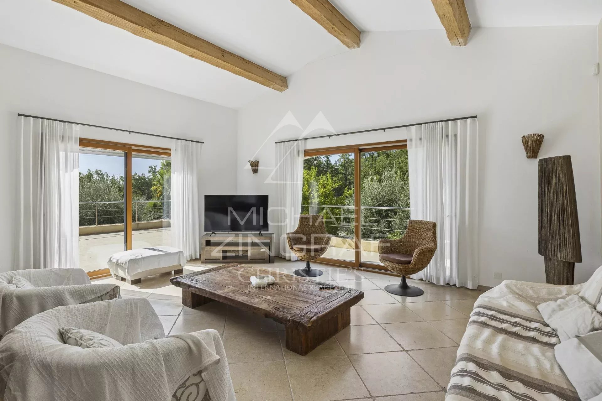 Intérieur d’une villa contemporaine Intérieur d'une villa contemporaine avec salon lumineux et grandes fenêtres.