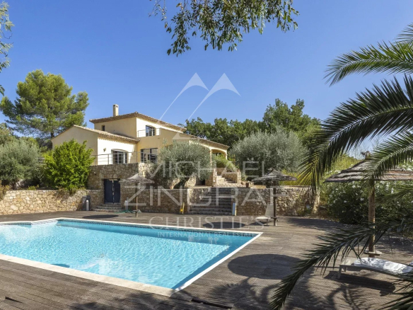 Villa contemporaine avec piscine et jardin méditerranéen à Seillans, Provence.