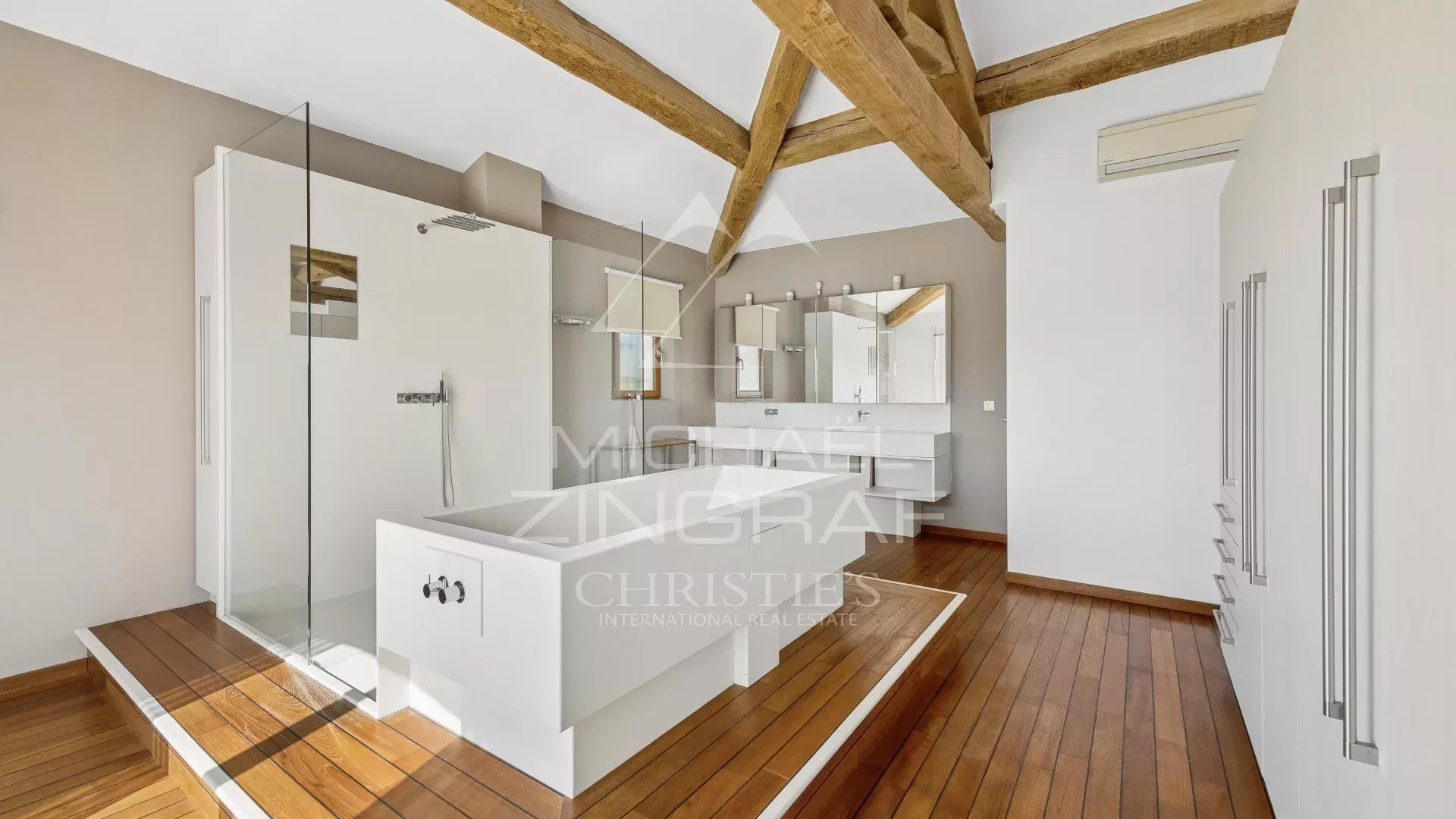 Salle de bain contemporaine Salle de bain moderne avec baignoire et douche, éclairage naturel, murs clairs et parquet en bois.