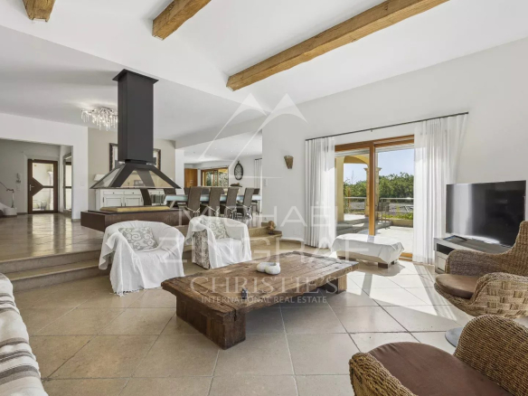 Intérieur d'une villa contemporaine à Seillans avec salon spacieux et décoration élégante.