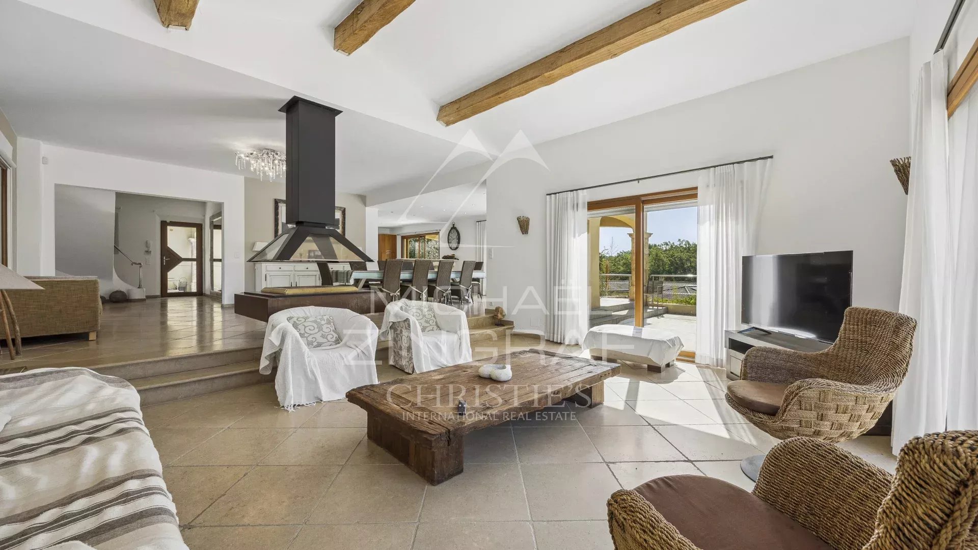 Intérieur d’une villa contemporaine Intérieur d'une villa contemporaine à Seillans avec salon spacieux et décoration élégante.