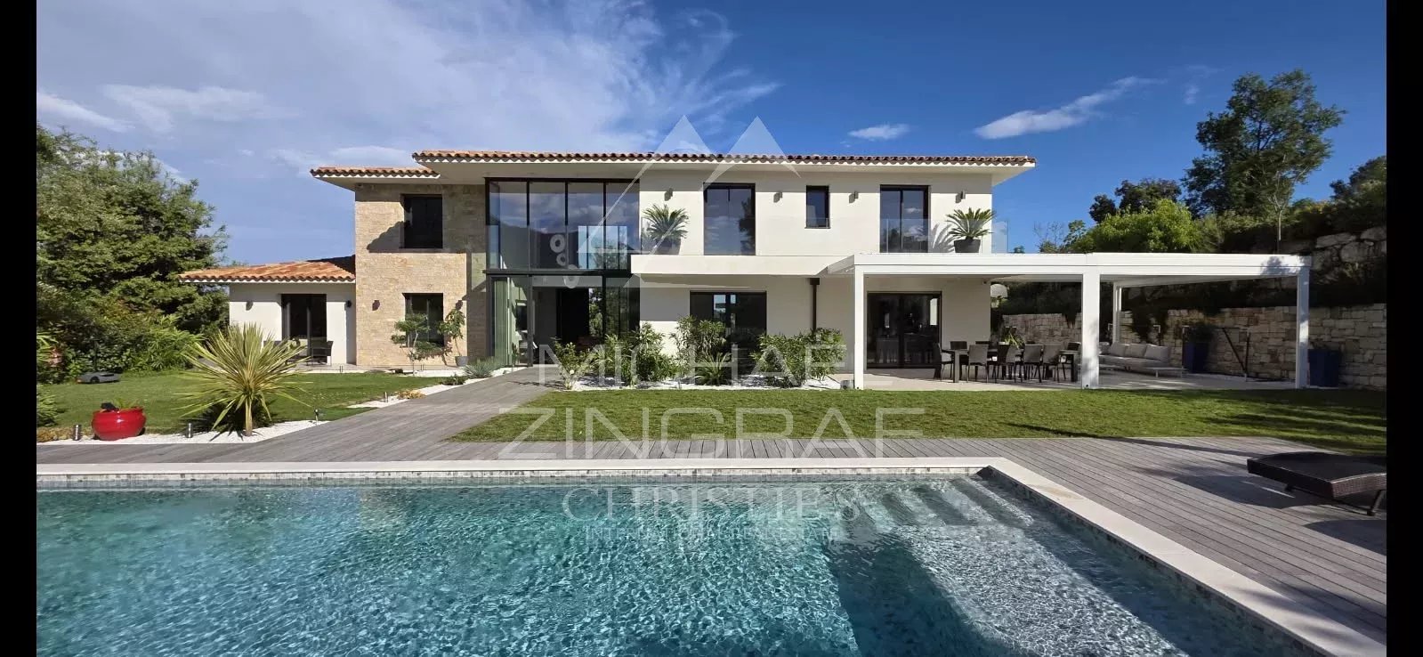 Villa contemporaine à Roquefort-les-Pins Villa contemporaine avec piscine et jardin à Roquefort-les-Pins, vue sur les montagnes.