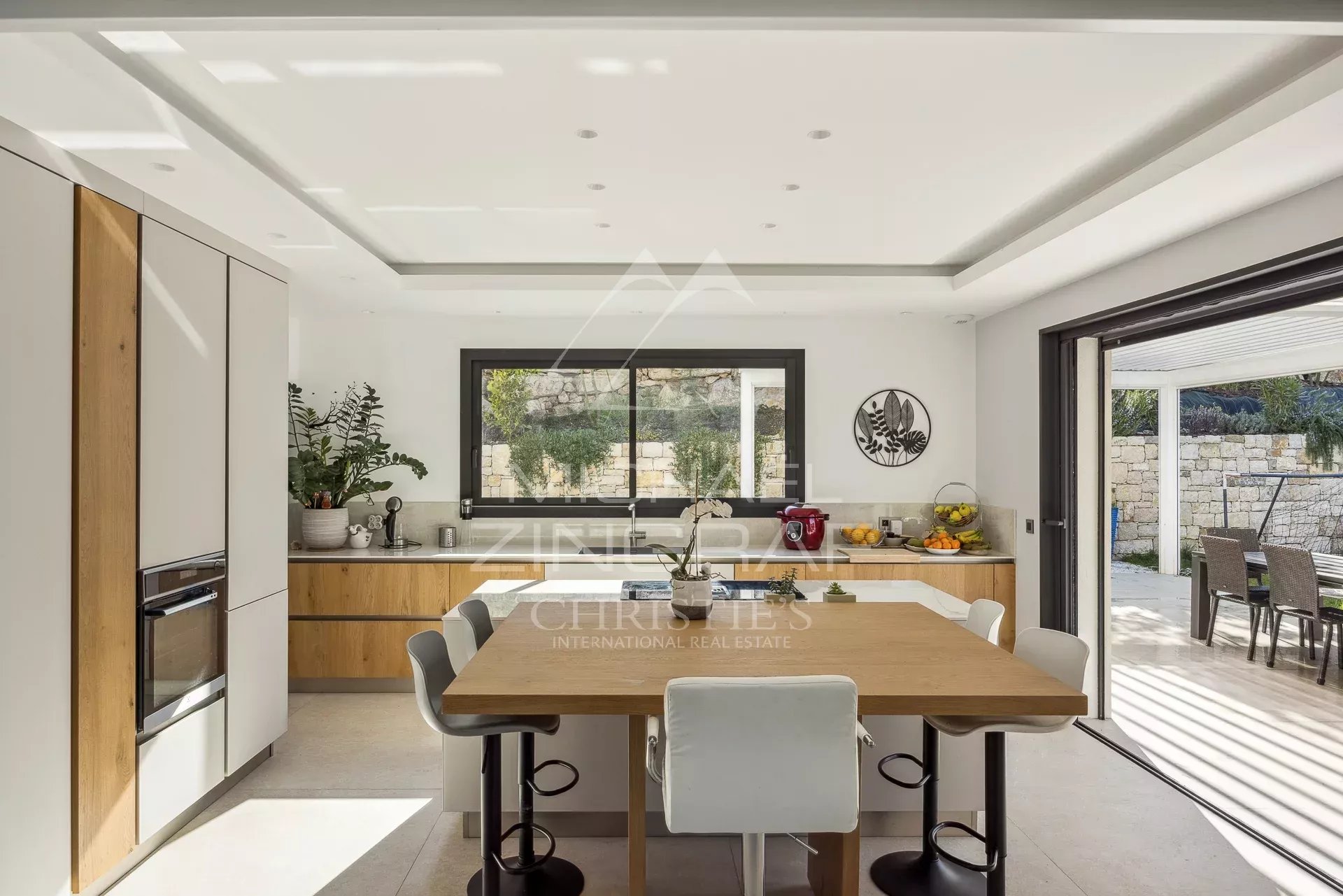 Cuisine moderne dans une villa contemporaine Intérieur d'une villa contemporaine avec cuisine ouverte et salle à manger à Roquefort-les-Pins.