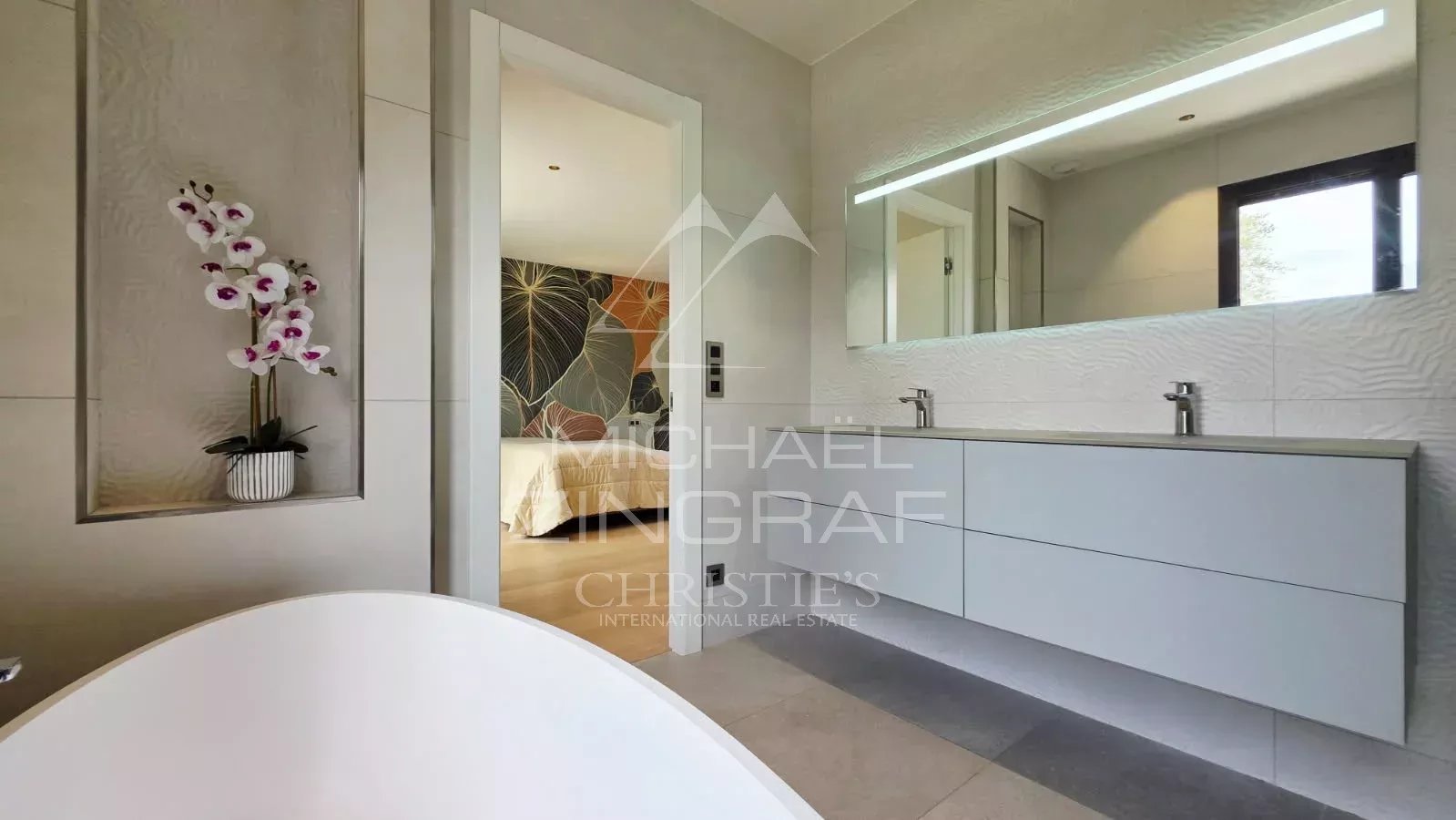 Salle de bain d’une villa contemporaine Salle de bain moderne avec baignoire et meuble double vasque dans une villa contemporaine.