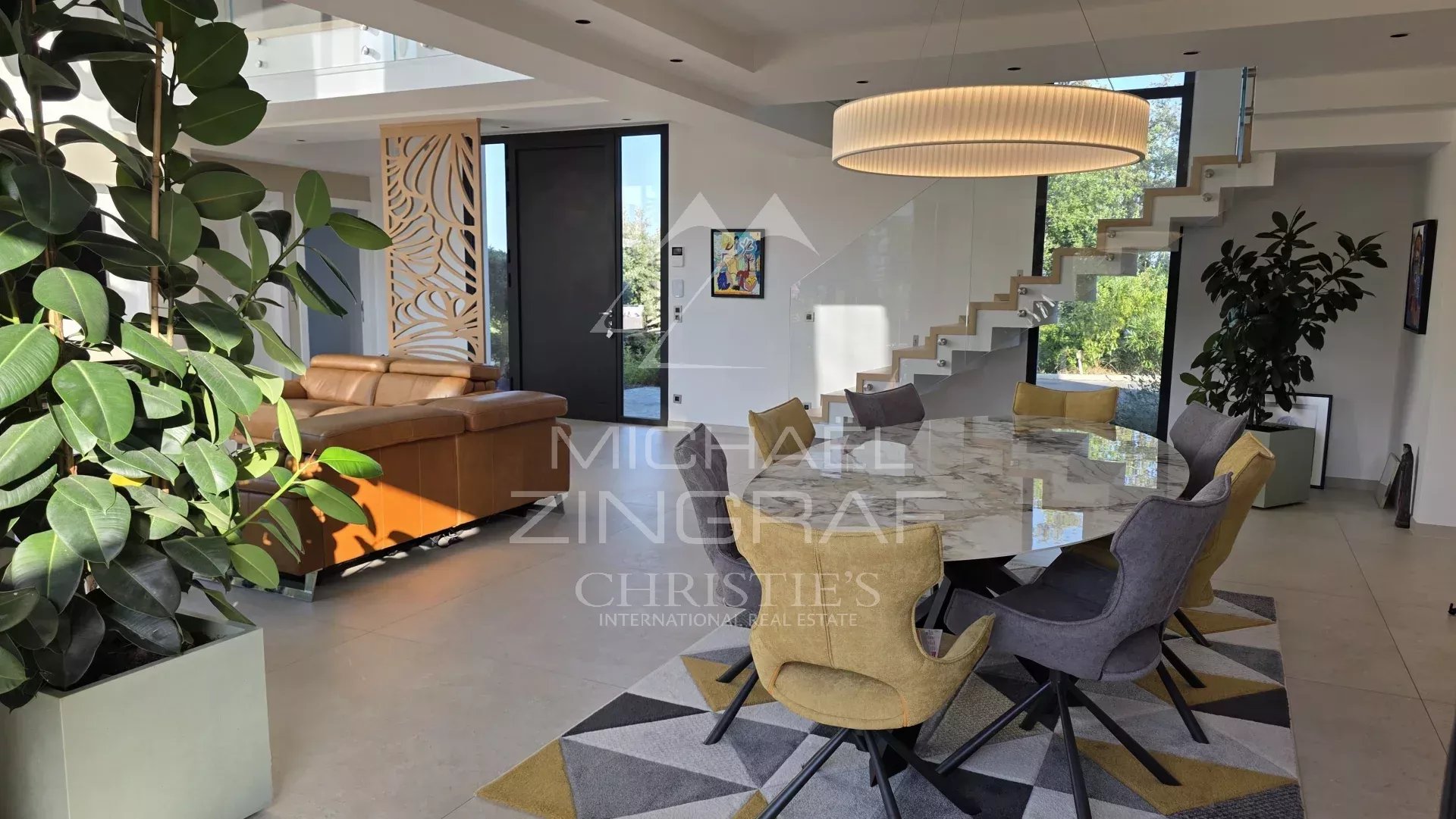 Intérieur d’une villa contemporaine à Roquefort-les-Pins Intérieur d'une villa contemporaine avec un espace de vie lumineux, une salle à manger et un salon.