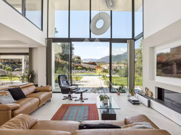 Intérieur d'une villa contemporaine à Roquefort-les-Pins avec vue sur les montagnes.