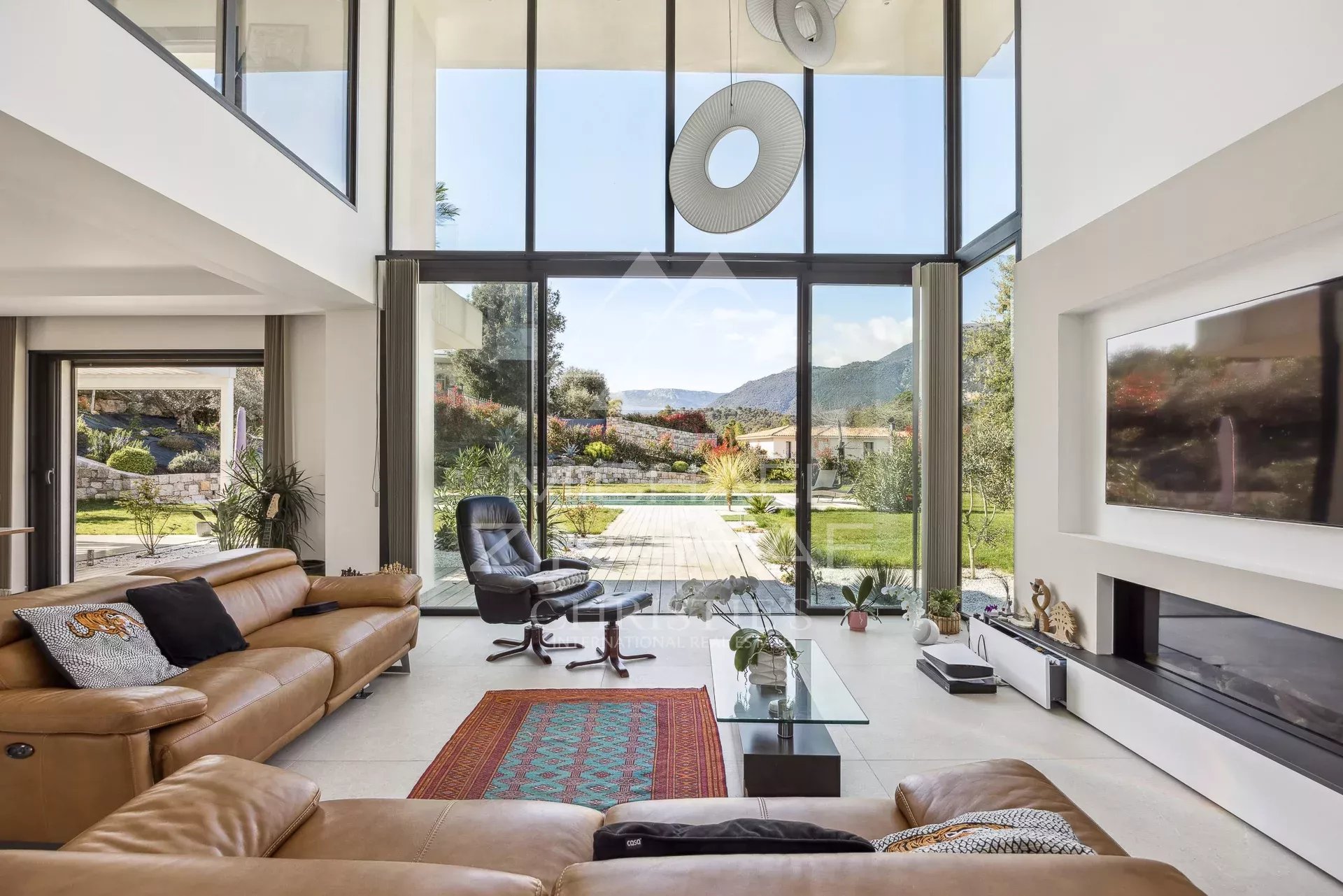 Intérieur moderne d’une villa à Roquefort-les-Pins Intérieur d'une villa contemporaine à Roquefort-les-Pins avec vue sur les montagnes.
