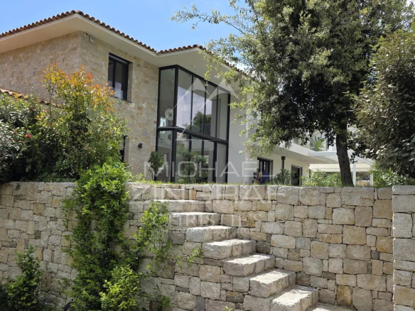Villa contemporaine avec jardin à Roquefort-les-Pins, vue sur les montagnes.