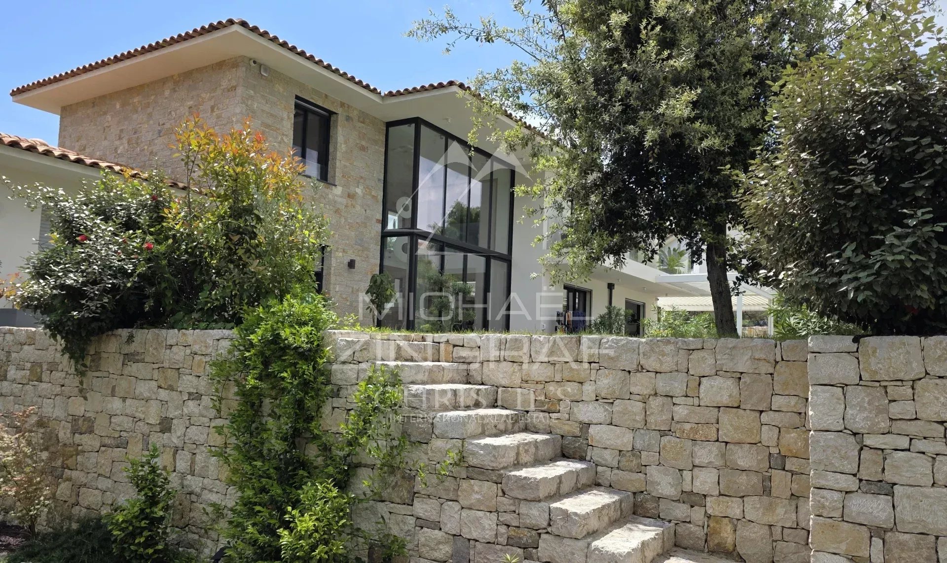 Villa contemporaine à Roquefort-les-Pins Villa contemporaine avec jardin à Roquefort-les-Pins, vue sur les montagnes.