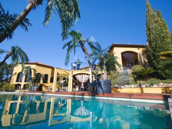 Propriété de caractère avec piscine et palmiers à Bargemon, entourée de verdure.