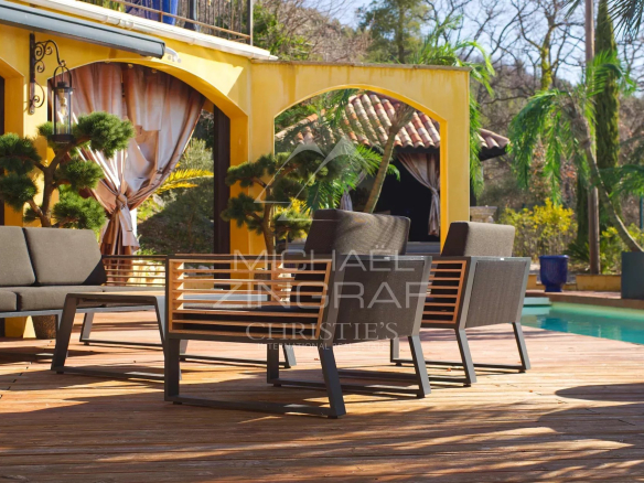 Terrasse avec chaises modernes et piscine, entourée de verdure à Bargemon.