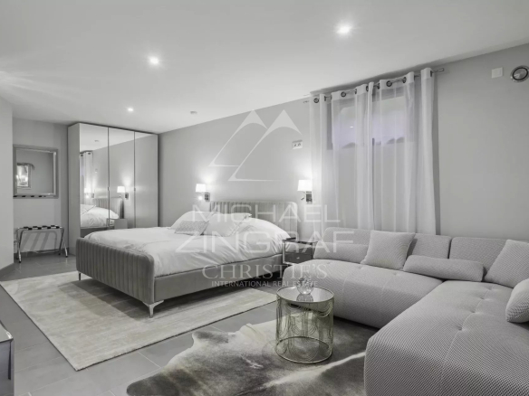 Chambre moderne avec lit, canapé et décoration élégante dans une propriété à Bargemon.