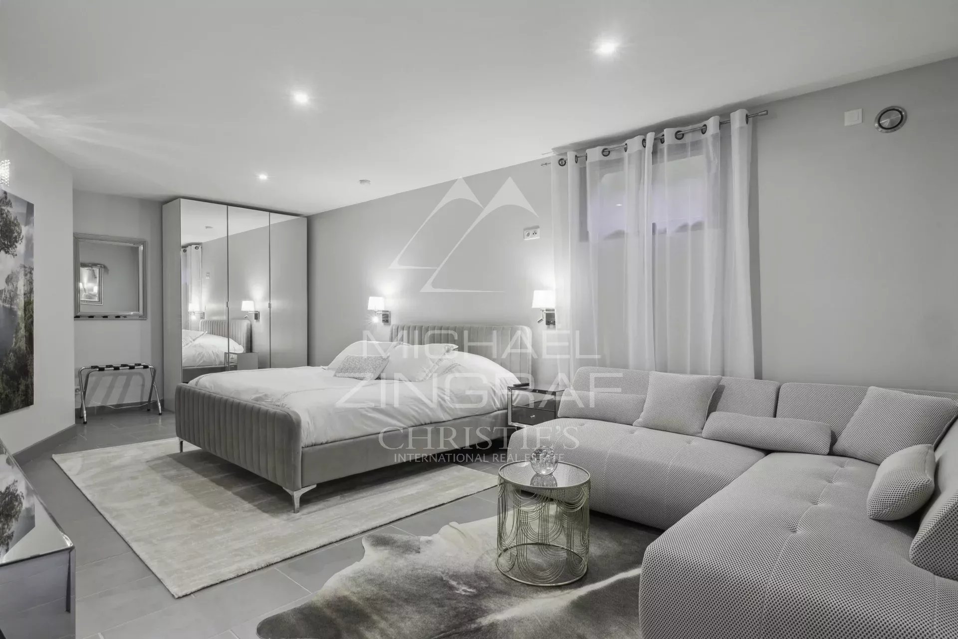 Chambre moderne dans une propriété à Bargemon Chambre moderne avec lit, canapé et décoration élégante dans une propriété à Bargemon.