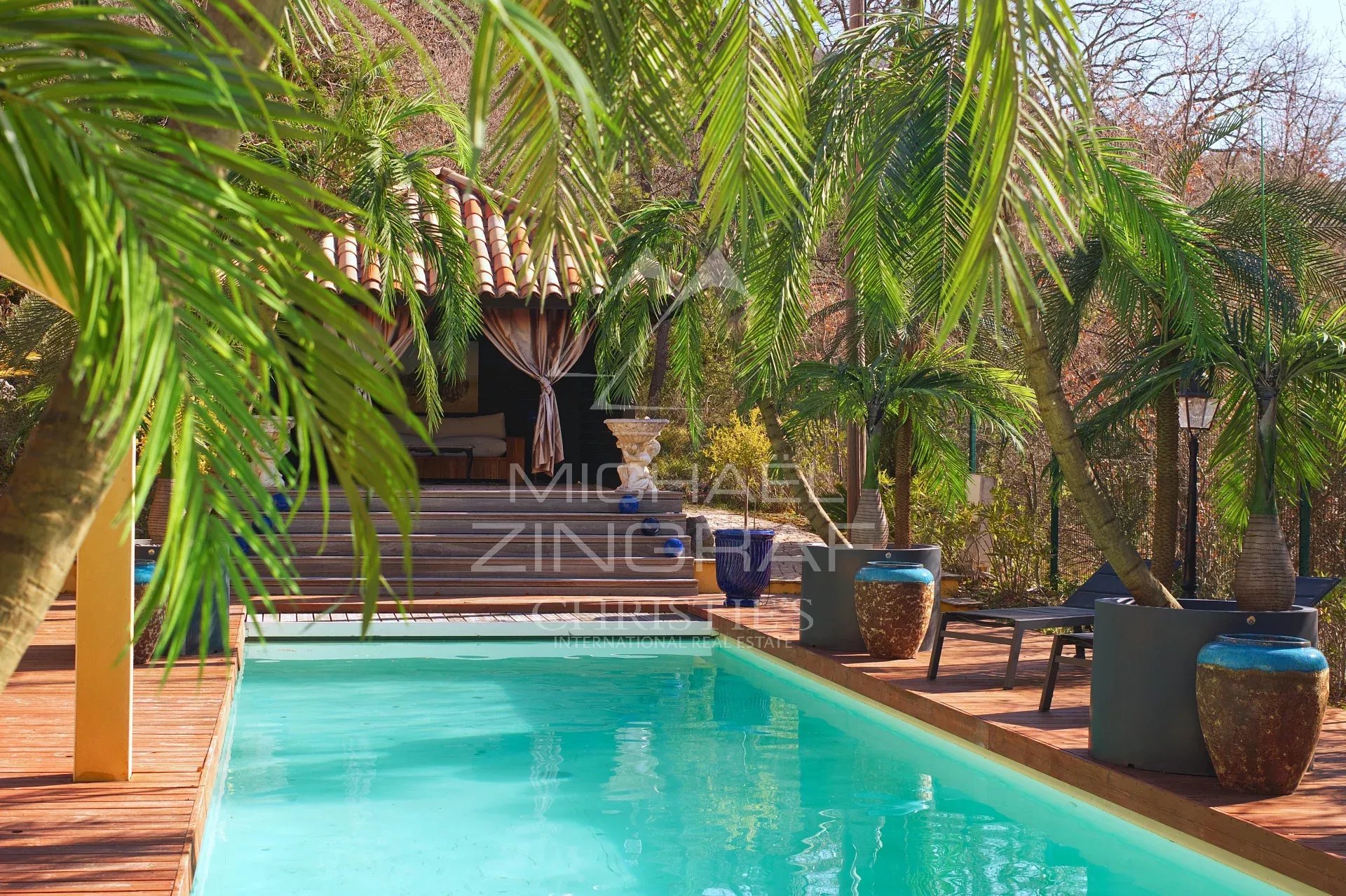 Propriété avec piscine à Bargemon Piscine entourée de palmiers et terrasse en bois dans une propriété verdoyante à Bargemon.