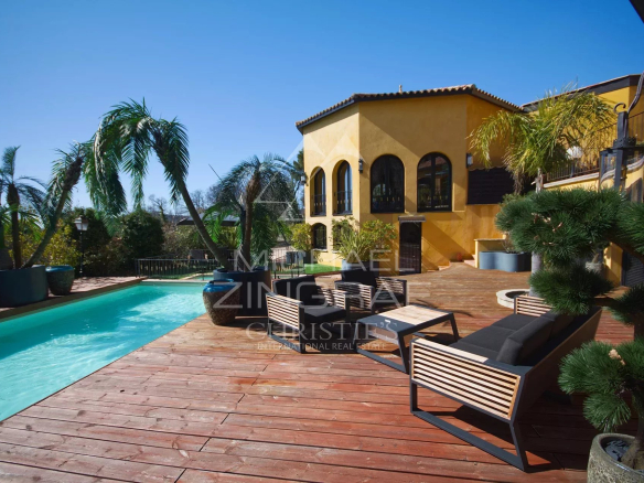 Piscine et terrasse en bois d'une propriété de luxe à Bargemon, entourée de verdure.