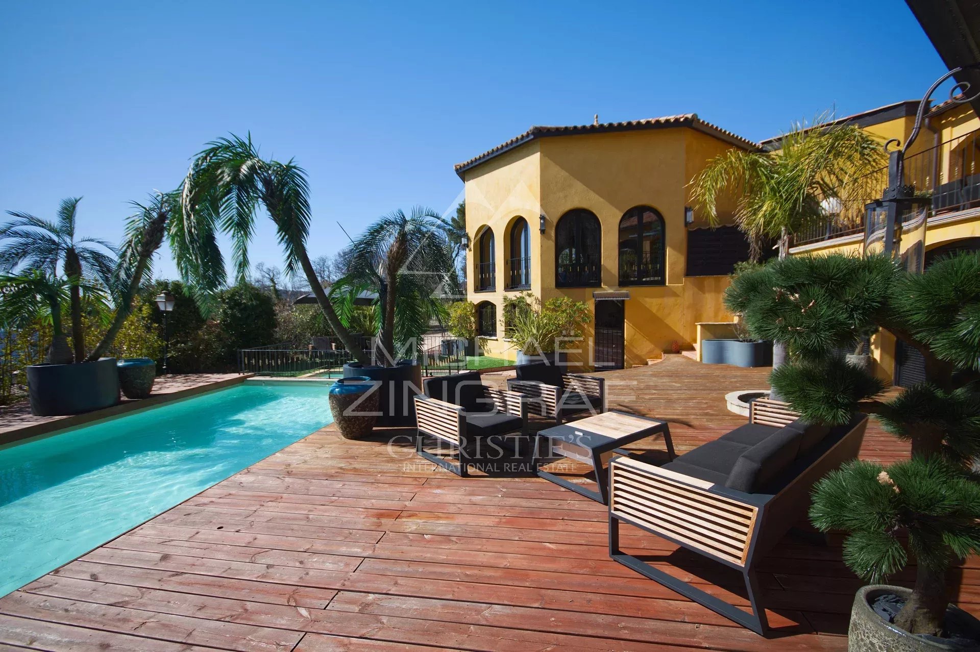 Propriété de luxe avec piscine à Bargemon Piscine et terrasse en bois d'une propriété de luxe à Bargemon, entourée de verdure.