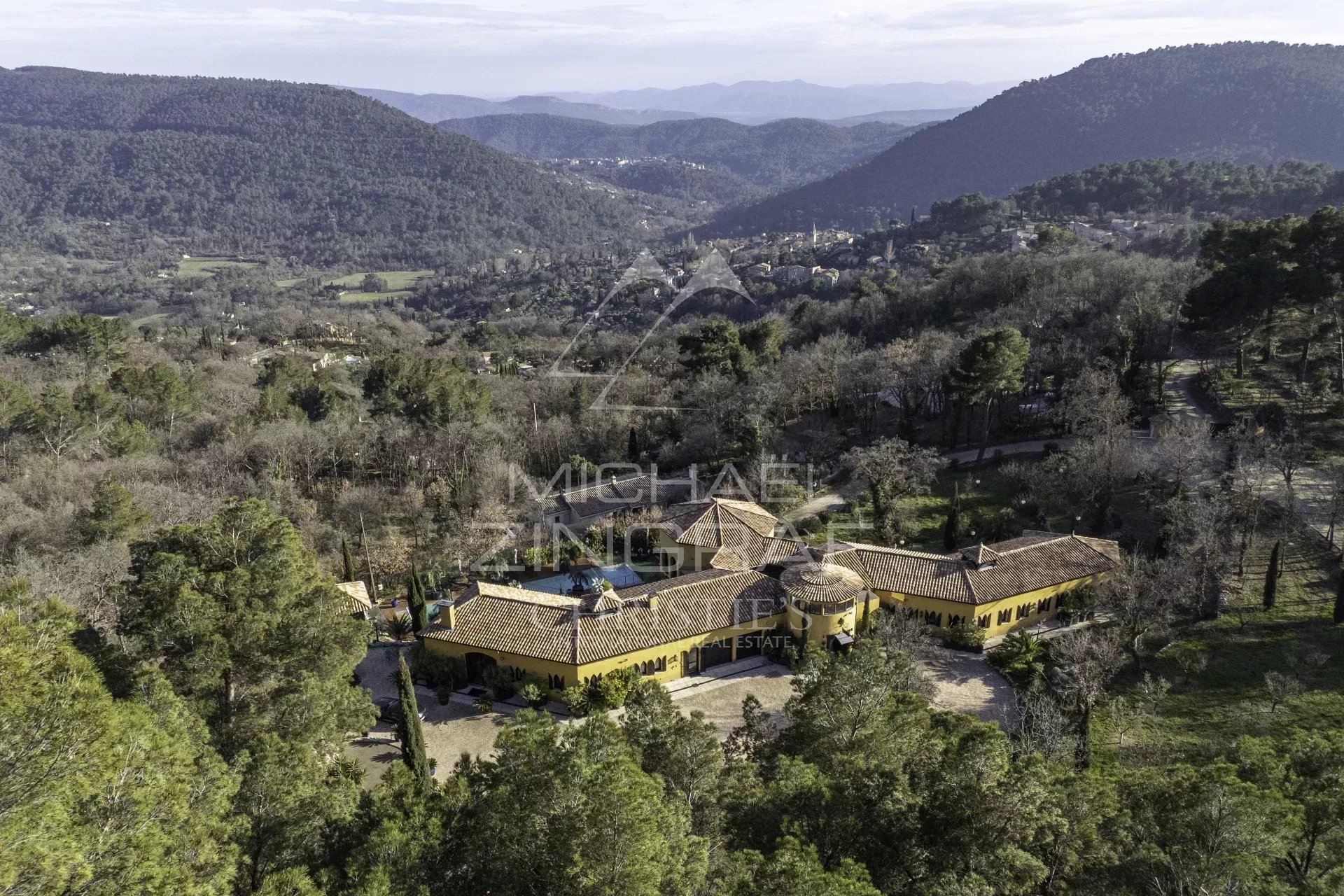 Propriété de caractère à Bargemon Vue aérienne d'une propriété de 520m2 entourée de verdure à Bargemon, avec piscine et héliport.