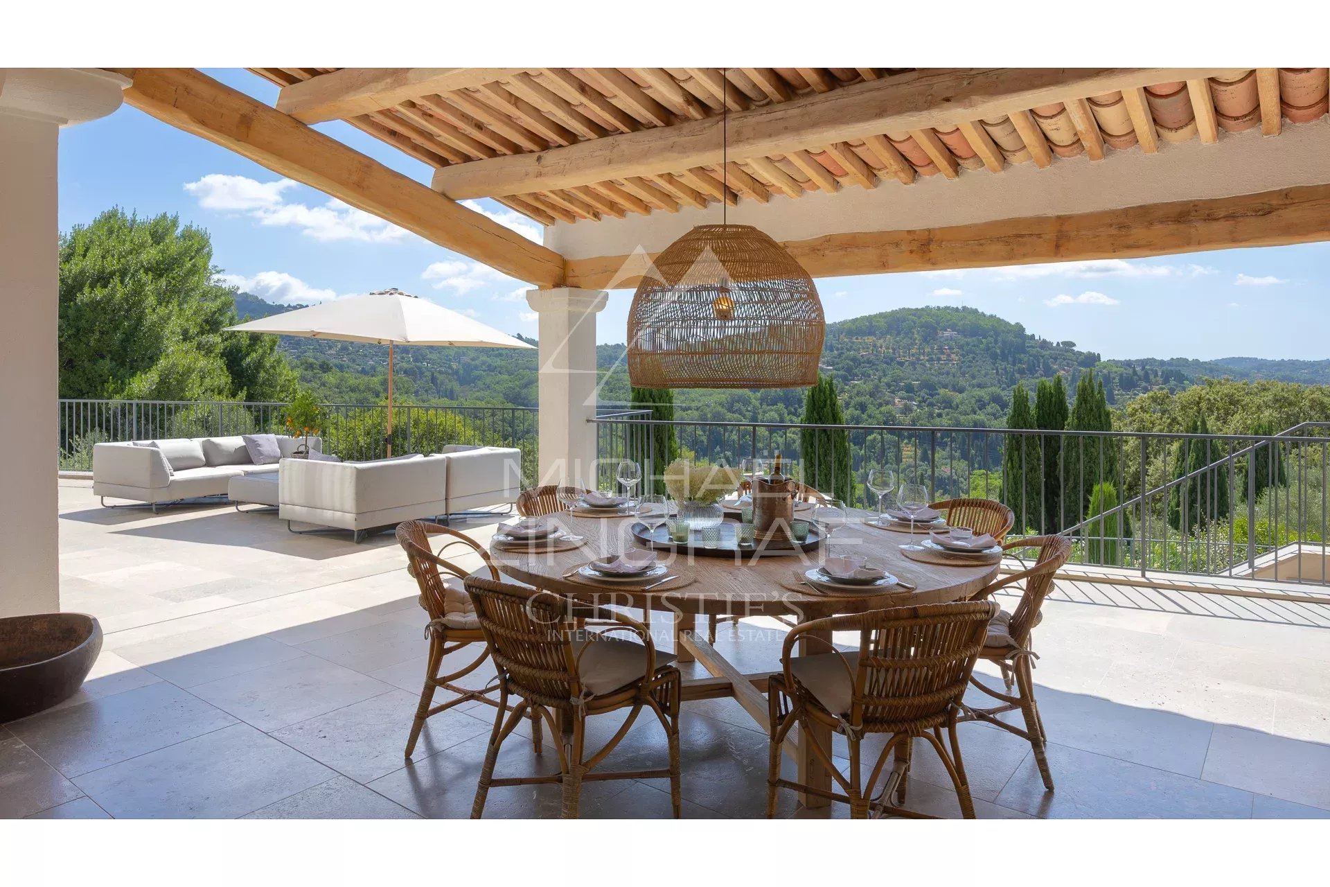 Terrasse de villa à Grasse Terrasse d'une villa contemporaine avec vue sur les collines et un jardin paysager à Grasse.