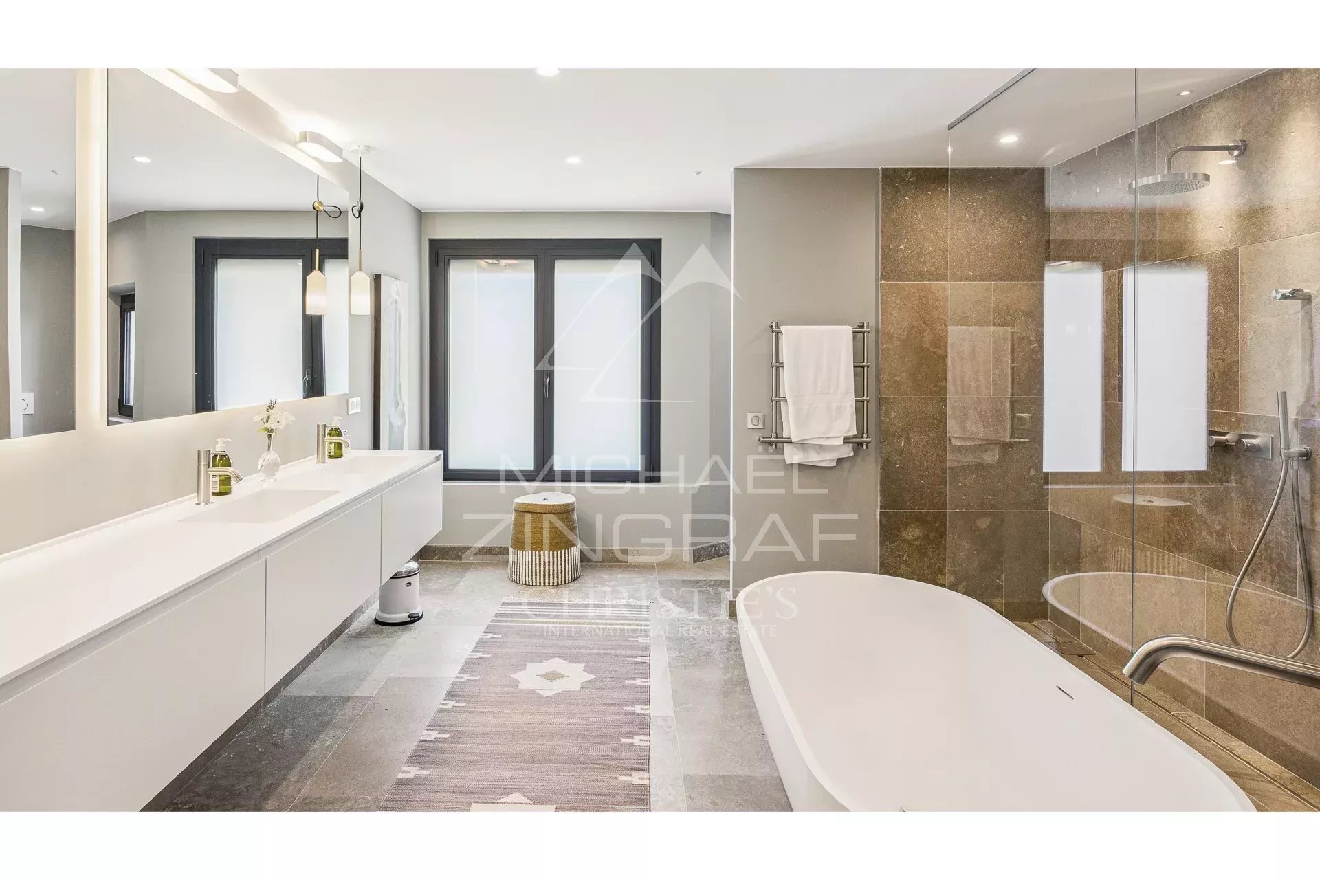 Salle de bain contemporaine Salle de bain moderne avec baignoire et douche, décorée de carrelage élégant.