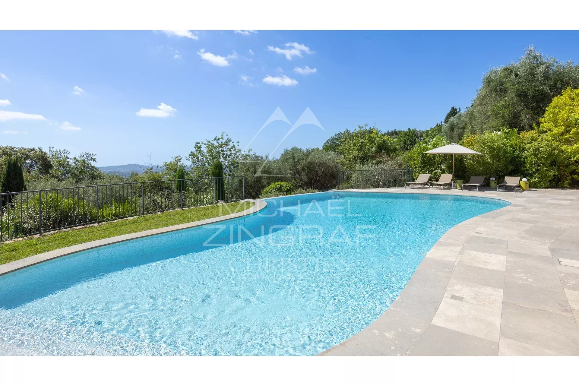 Piscine de villa à Grasse Piscine d'une villa contemporaine avec vue sur les collines et un jardin paysager.
