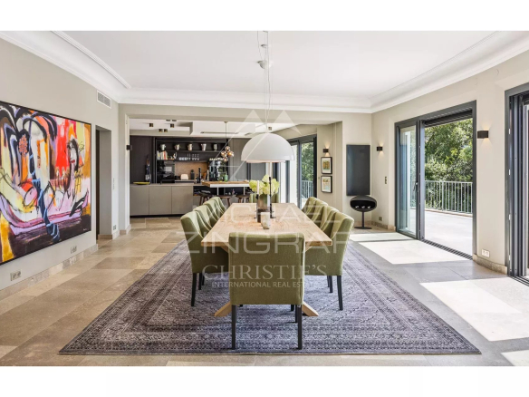 Salle à manger spacieuse d'une villa contemporaine avec vue sur le jardin.