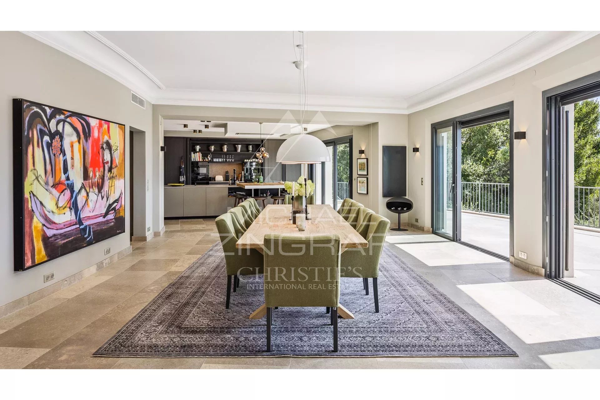 Salle à manger d’une villa à Grasse Salle à manger spacieuse d'une villa contemporaine avec vue sur le jardin.