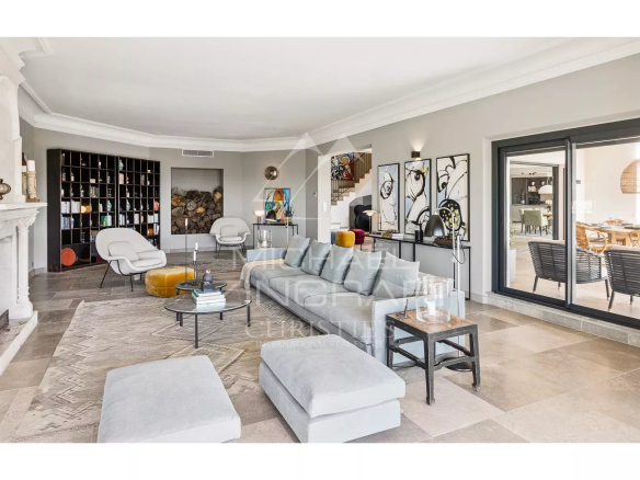 Intérieur d'une villa contemporaine avec salon spacieux et décoration moderne.