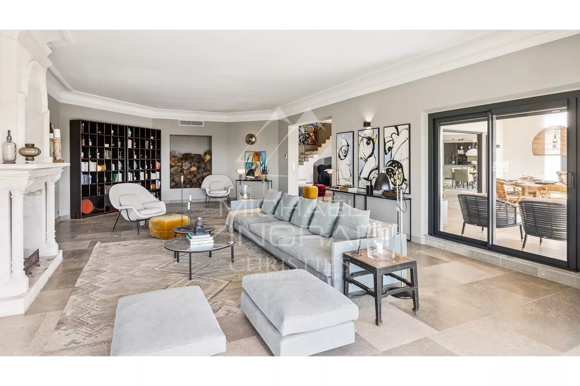 Intérieur d’une villa à Grasse Intérieur d'une villa contemporaine avec salon spacieux et décoration moderne.