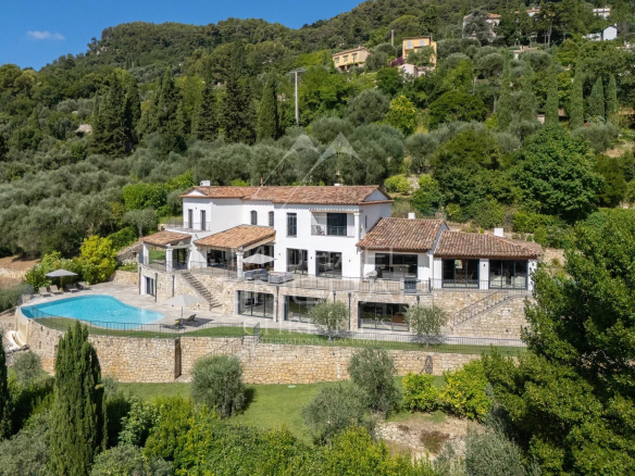 Villa contemporaine avec piscine et jardin à Grasse, vue sur les collines et la mer.