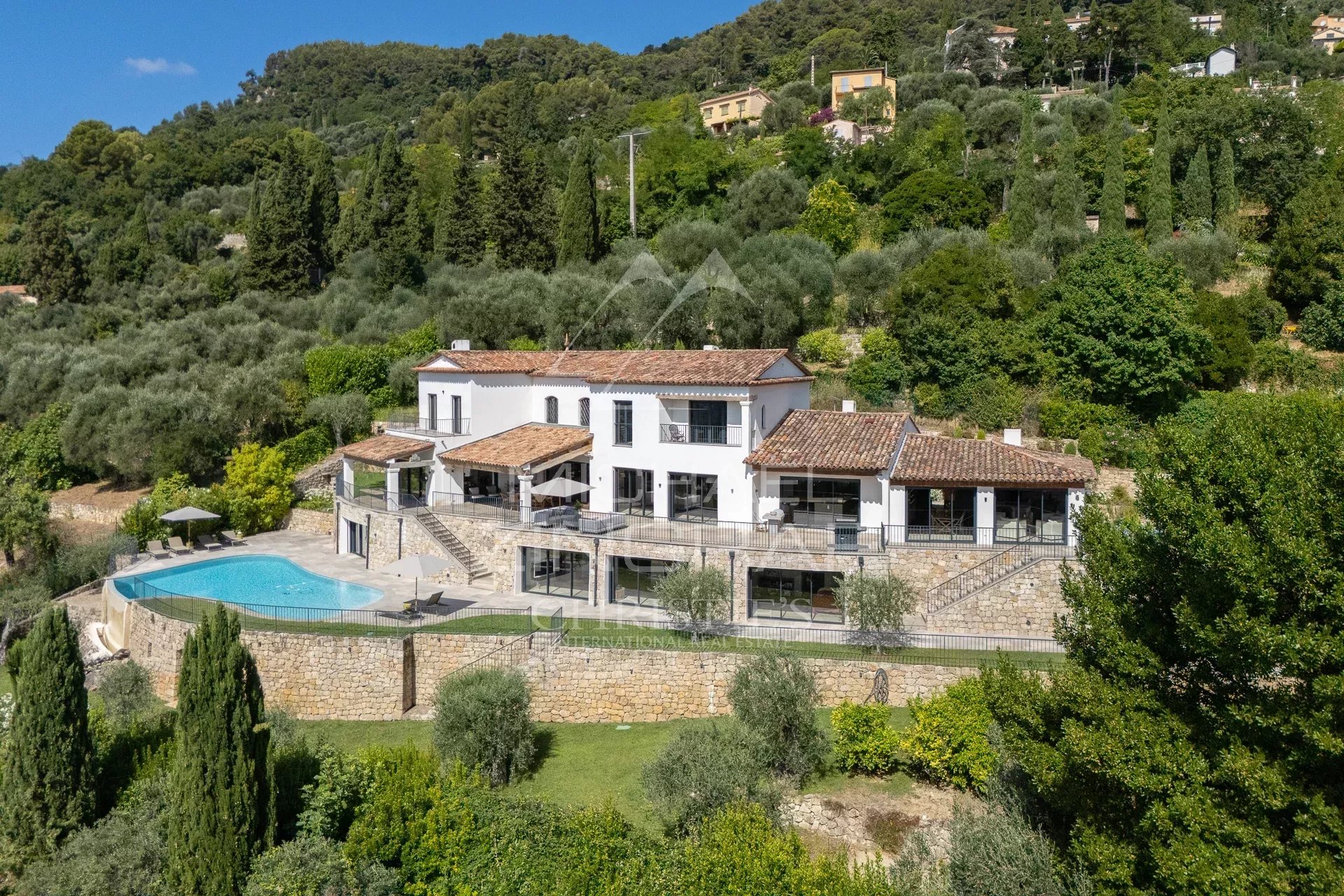 Villa contemporaine à Grasse Villa contemporaine avec piscine et jardin à Grasse, vue sur les collines et la mer.