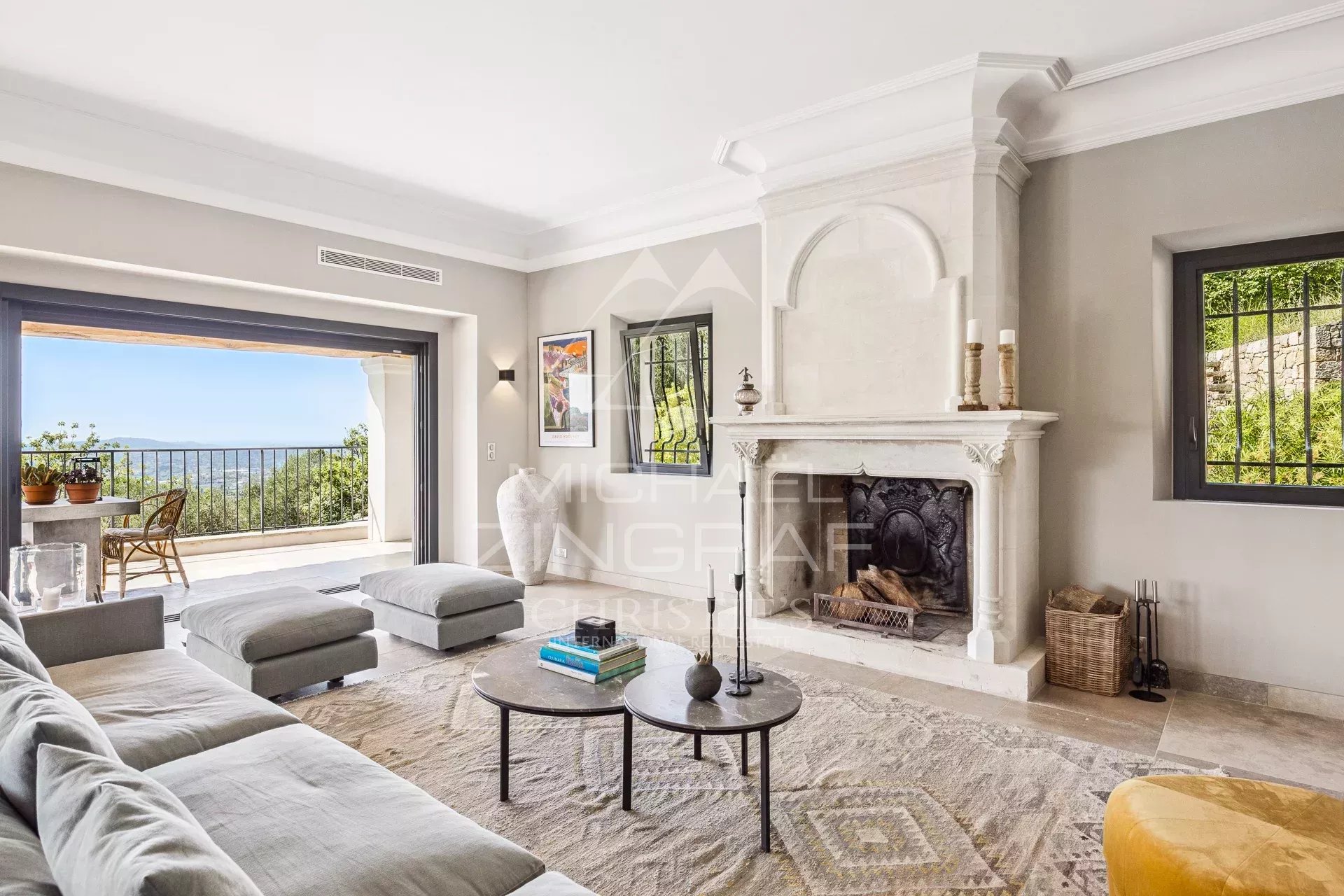 Intérieur d’une villa à Grasse Intérieur d'une villa contemporaine avec cheminée et vue sur les collines.