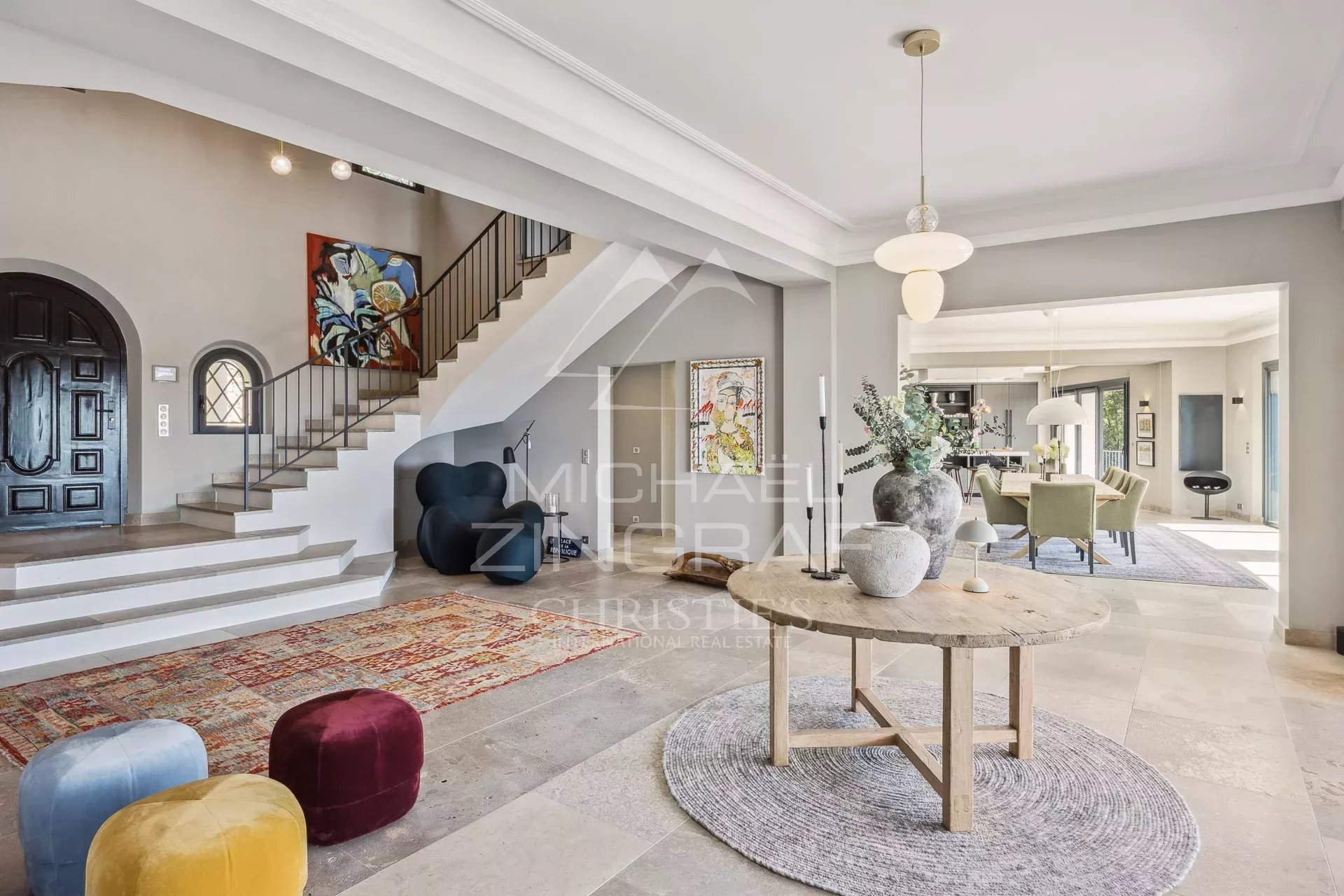 Intérieur d’une villa à Grasse Intérieur d'une villa contemporaine avec un grand salon, des escaliers et un mobilier moderne.