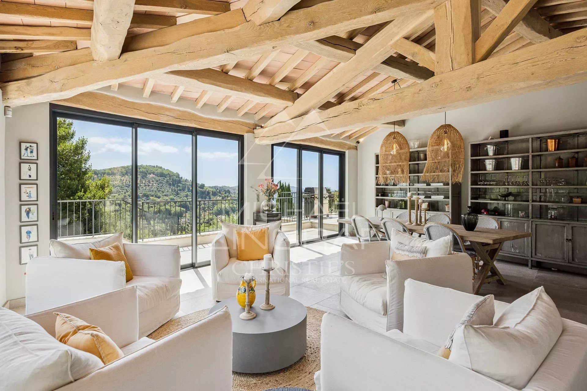 Intérieur d’une villa à Grasse Intérieur d'une villa contemporaine avec vue sur les collines, salon lumineux et mobilier moderne.