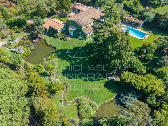 Vue aérienne d'une villa provençale avec parc paysager, étangs et piscine à Châteauneuf-Grasse.
