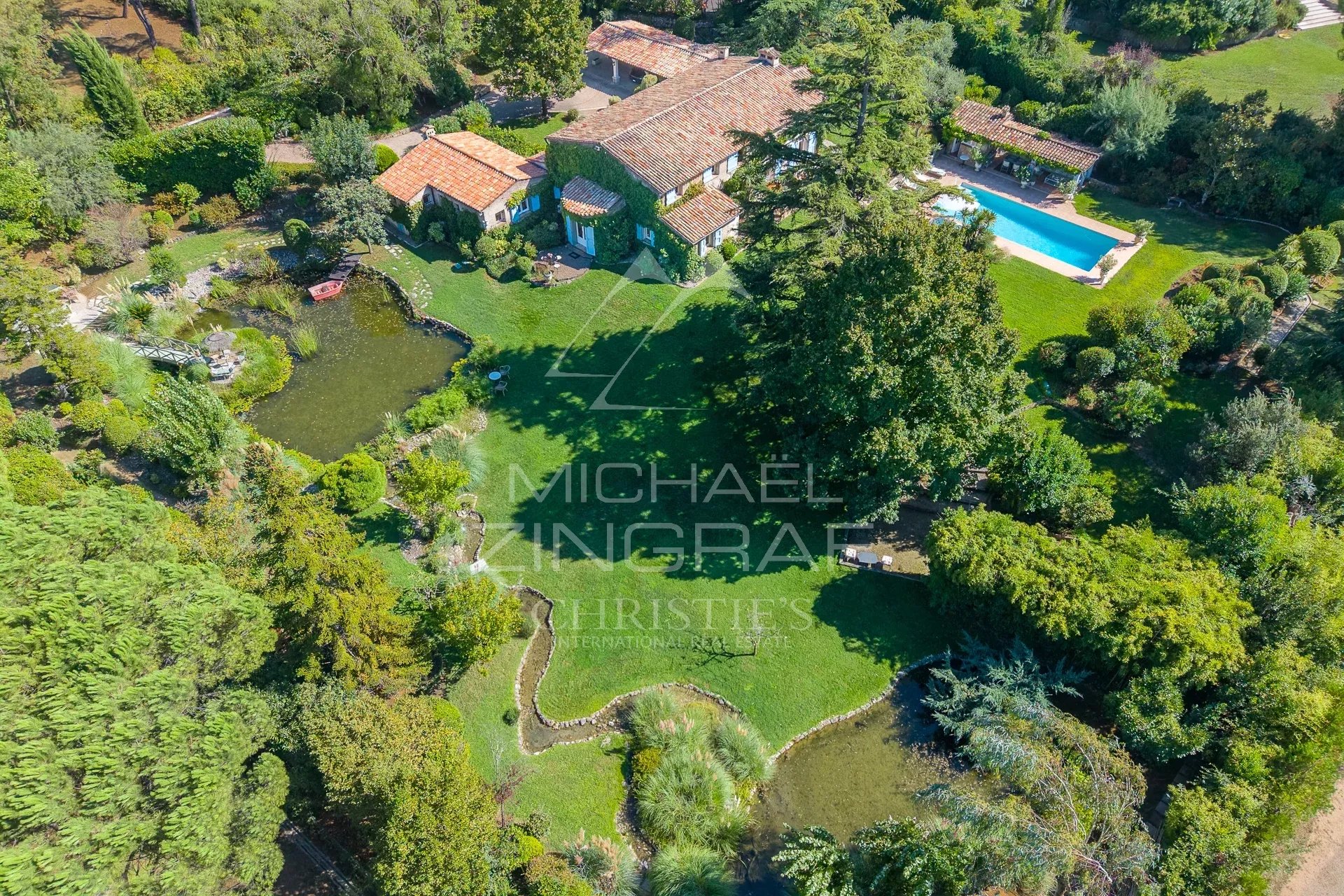 Villa provençale à Châteauneuf-Grasse Vue aérienne d'une villa provençale avec parc paysager, étangs et piscine à Châteauneuf-Grasse.