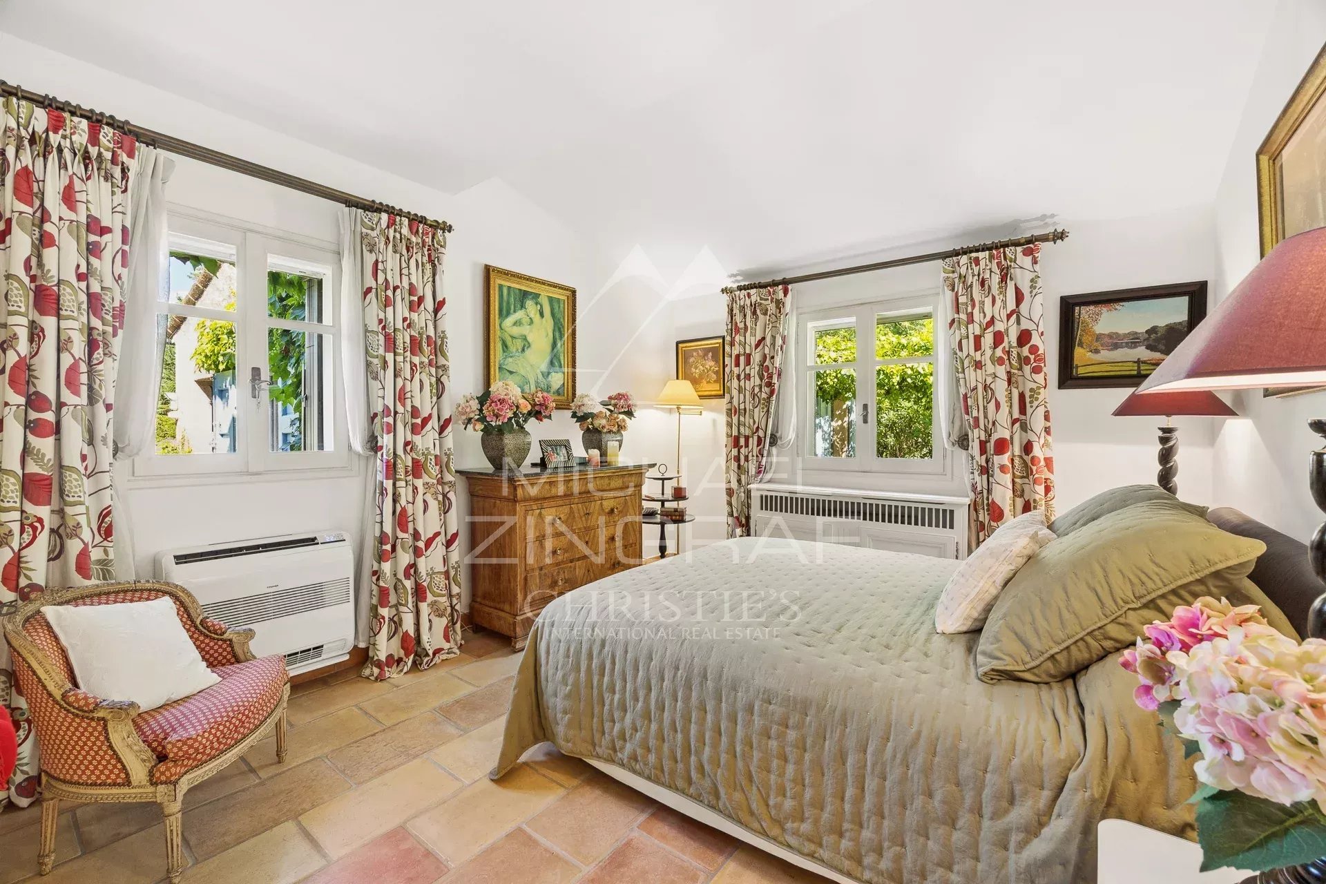 Chambre de villa provençale Chambre d'une villa provençale avec décoration chaleureuse et fenêtres donnant sur un jardin.