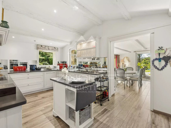 Intérieur d'une villa provençale avec cuisine moderne et salle à manger lumineuse.