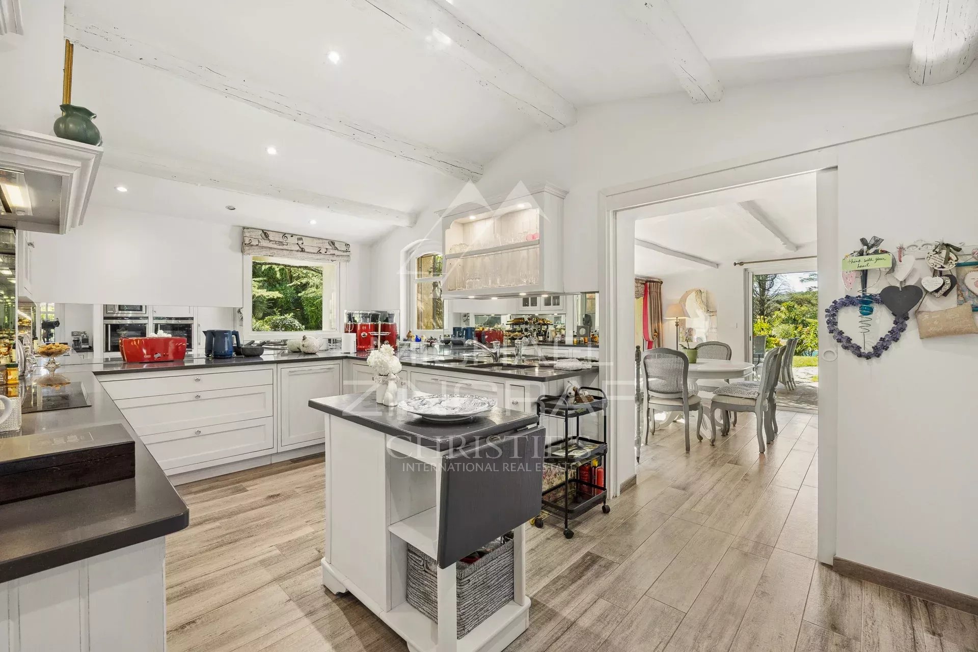 Intérieur d’une villa provençale Intérieur d'une villa provençale avec cuisine moderne et salle à manger lumineuse.
