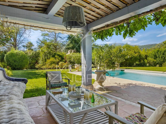 Terrasse d'une villa provençale avec piscine et jardin, Châteauneuf-Grasse.