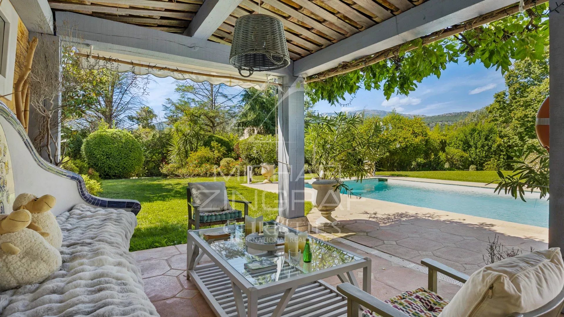 Villa provençale avec piscine Terrasse d'une villa provençale avec piscine et jardin, Châteauneuf-Grasse.