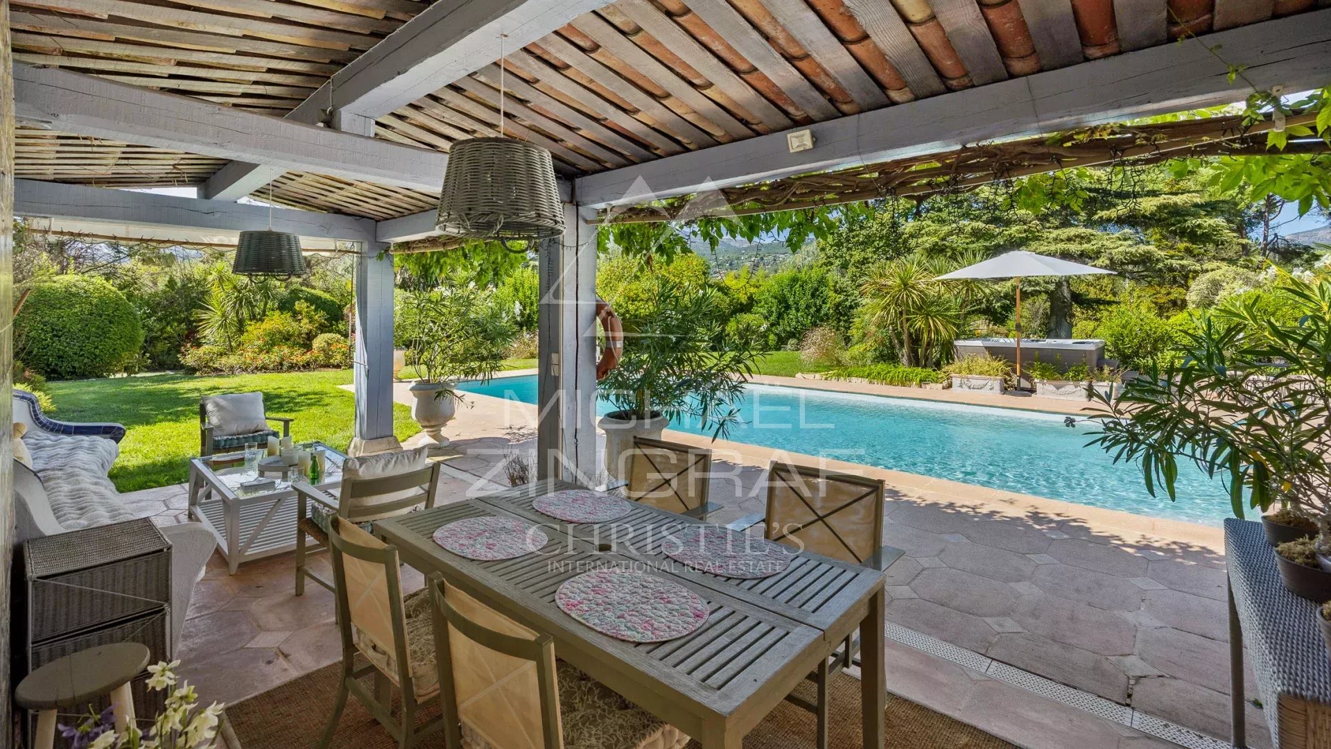 Villa provençale avec piscine à Châteauneuf-Grasse Terrasse d'une villa provençale avec piscine et jardin luxuriant à Châteauneuf-Grasse.