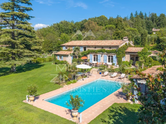 Villa provençale avec piscine dans un parc paysager à Châteauneuf-Grasse.