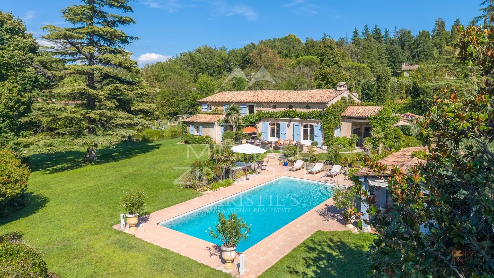 Villa provençale à Châteauneuf-Grasse Villa provençale avec piscine dans un parc paysager à Châteauneuf-Grasse.