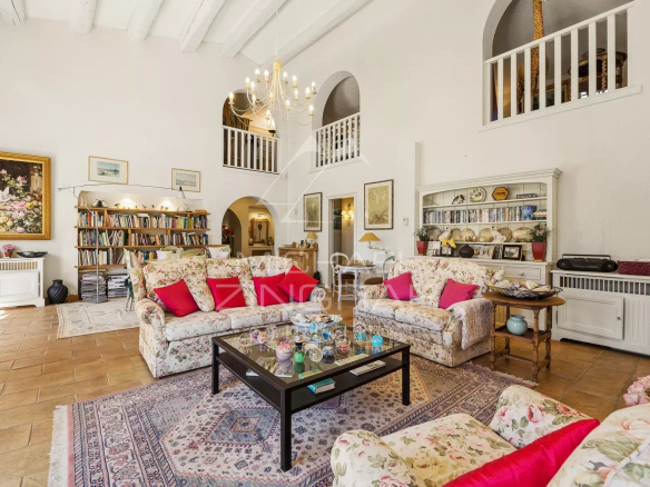 Intérieur d'une villa provençale avec salon spacieux et décor floral à Châteauneuf-Grasse.
