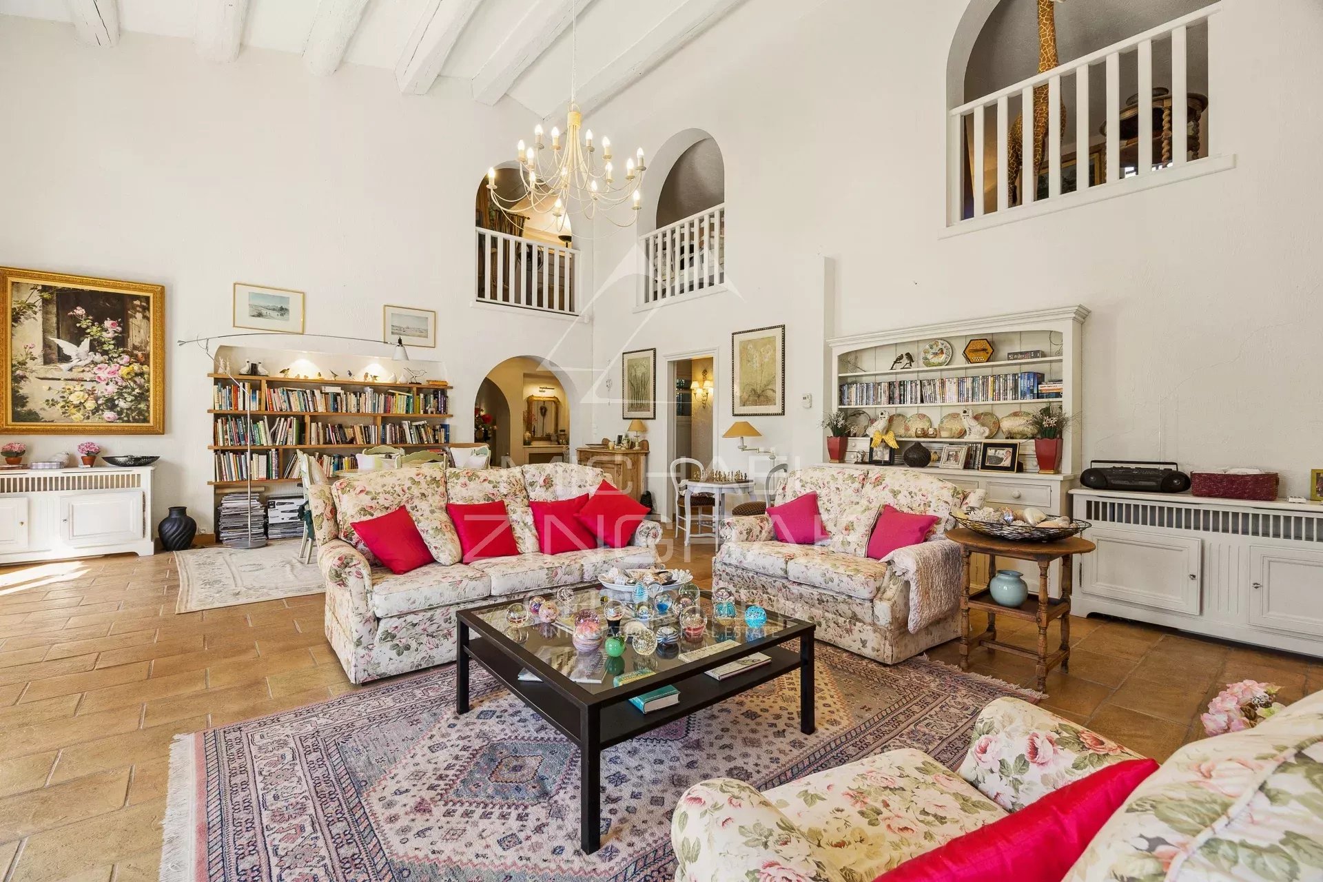 Salon d’une villa provençale Intérieur d'une villa provençale avec salon spacieux et décor floral à Châteauneuf-Grasse.