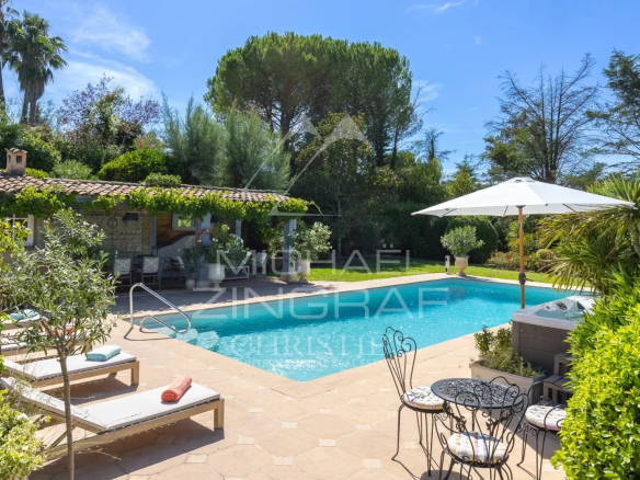 Villa provençale avec piscine et jardin paysager à Châteauneuf-Grasse.